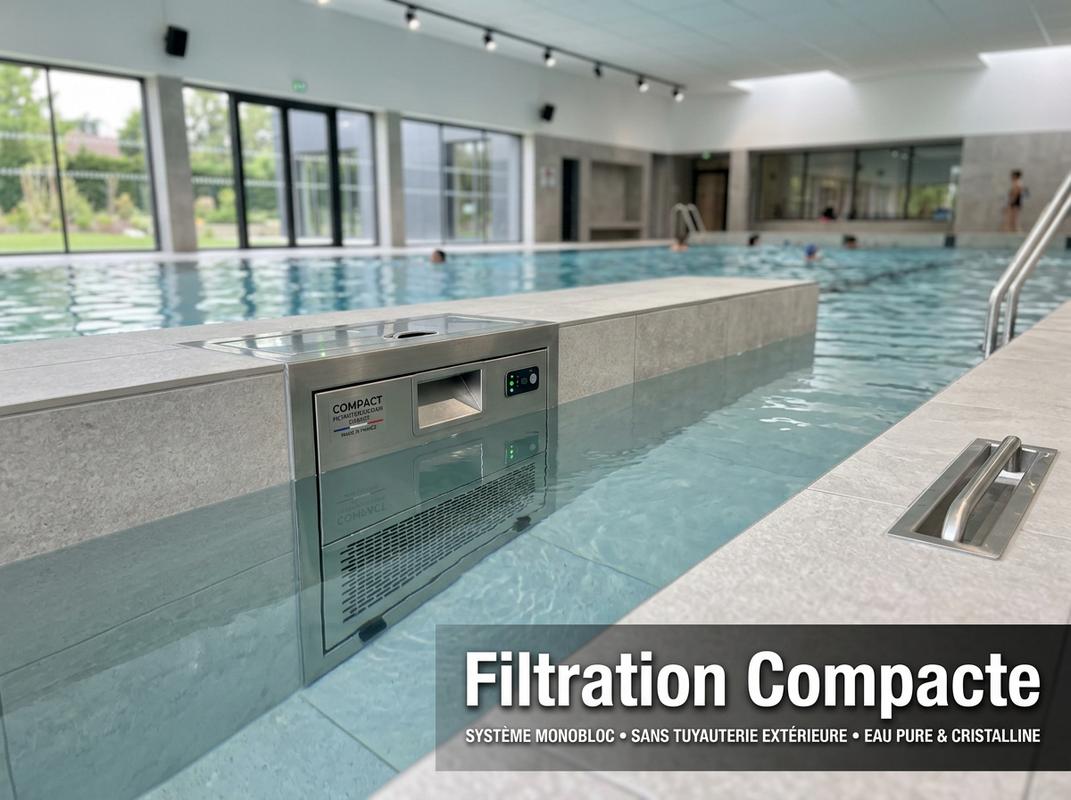 Unité de filtration compacte Desjoyaux installée sur le bord d'une piscine intérieure
