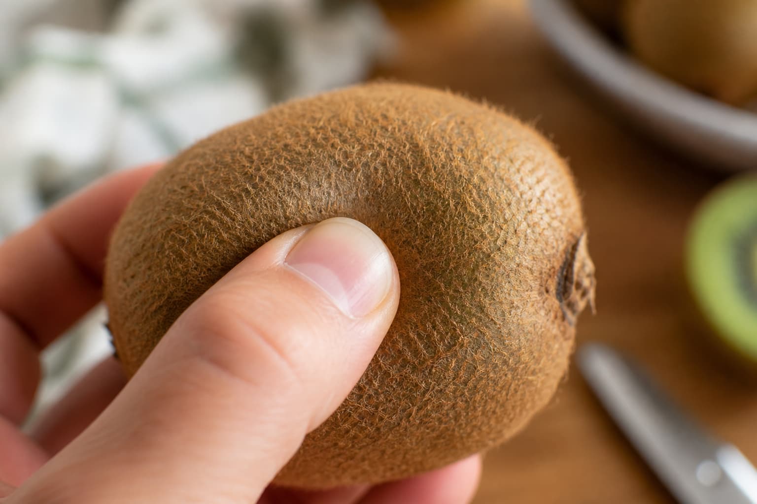 Pouce pressant délicatement la peau d